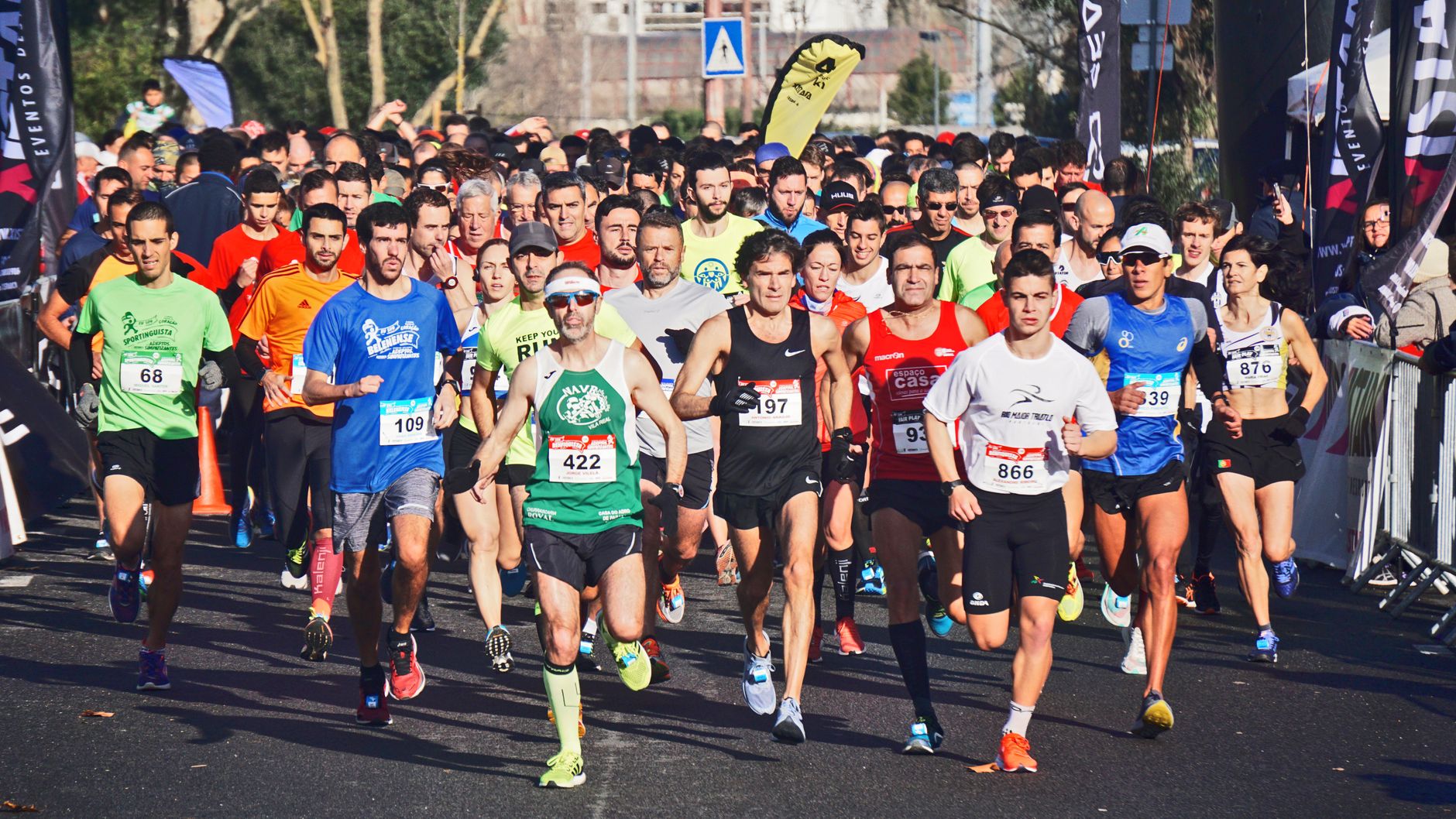 A large crowd of runners in a mass-participation road race
